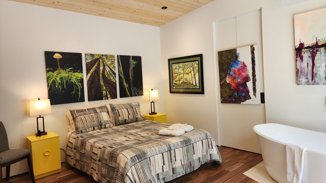 Photo of Bedroom in Madeira Park