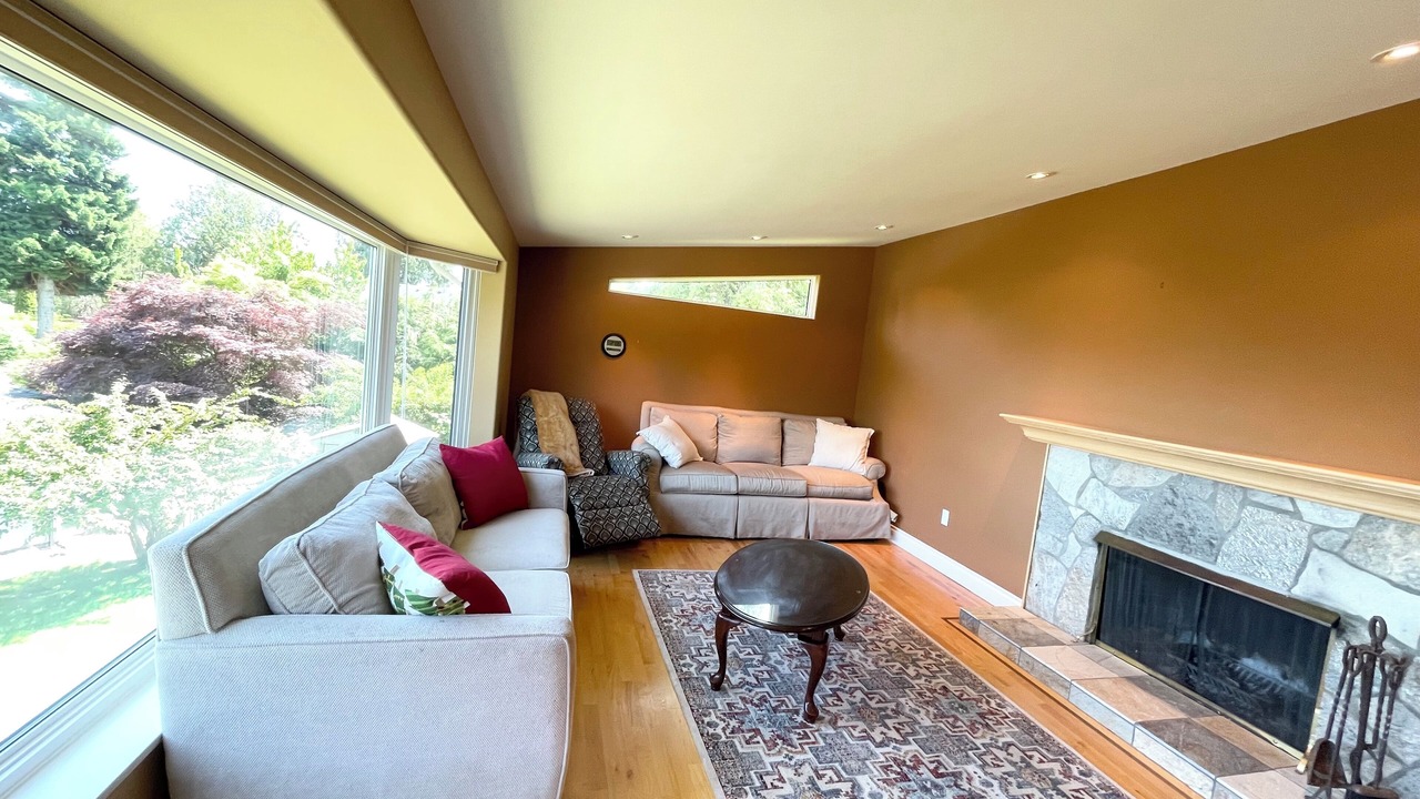 Photo of Livingroom in Cordova Bay