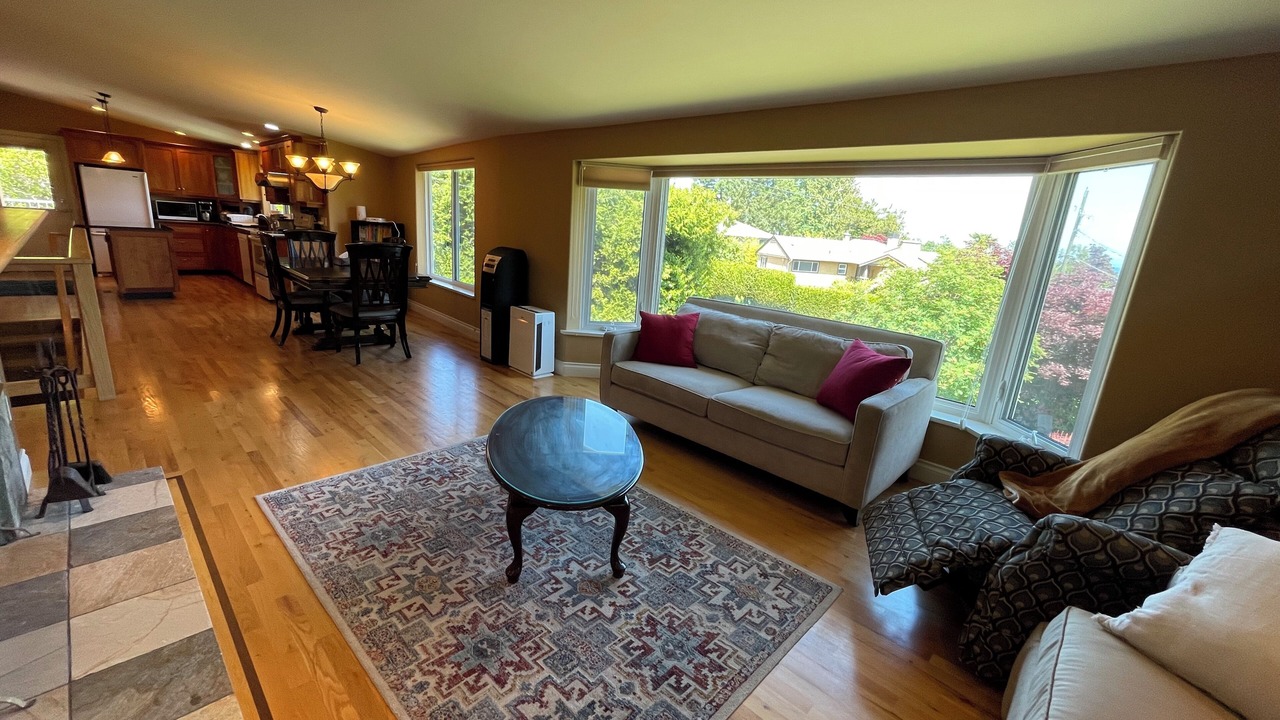 Photo of Livingroom in Cordova Bay