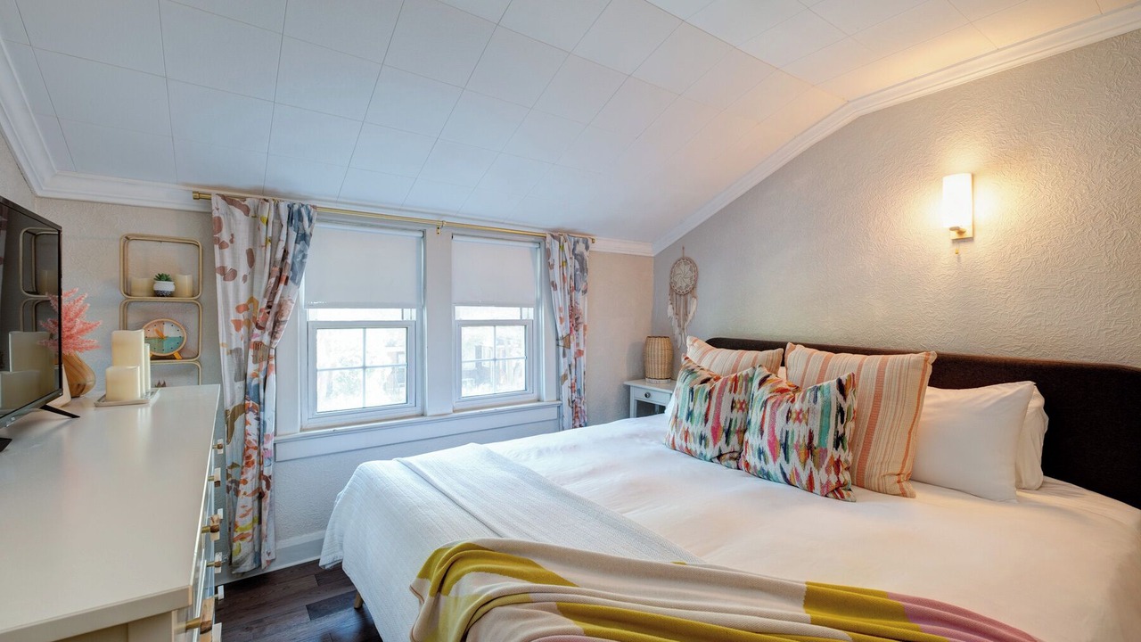Photo of Bedroom in Birch Cliff
