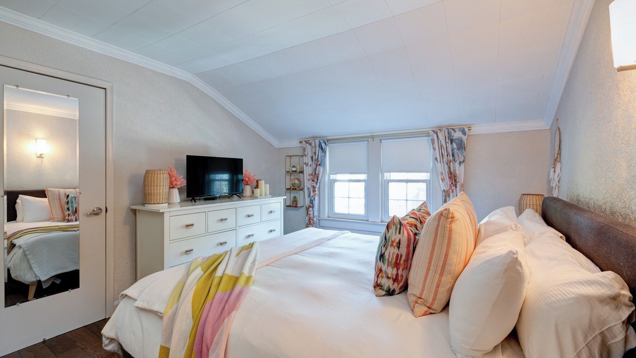 Photo of Bedroom in Birch Cliff