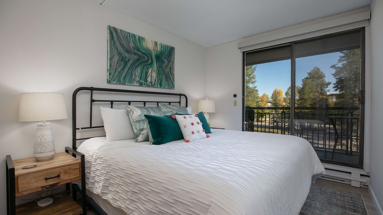 Photo of Bedroom in Peak 9