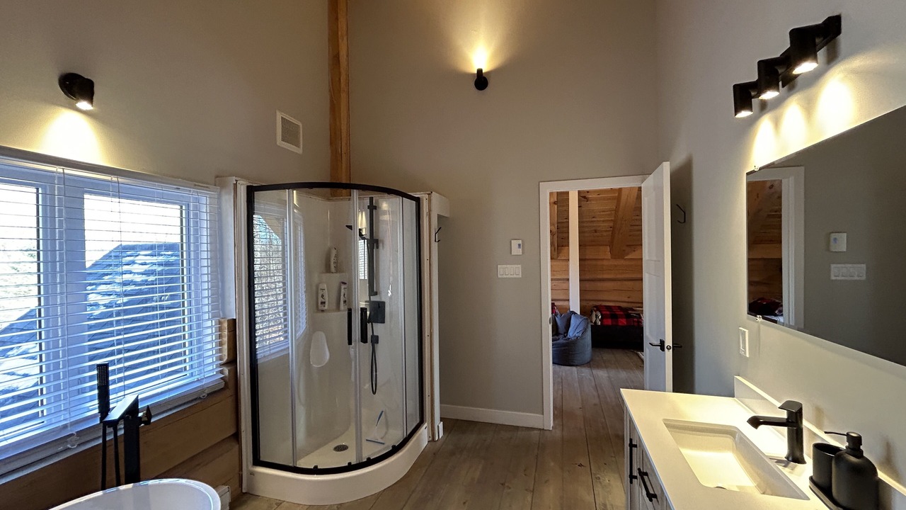 Photo of Bathroom in Les Collines-de-l'Outaouais Regional County Municipality