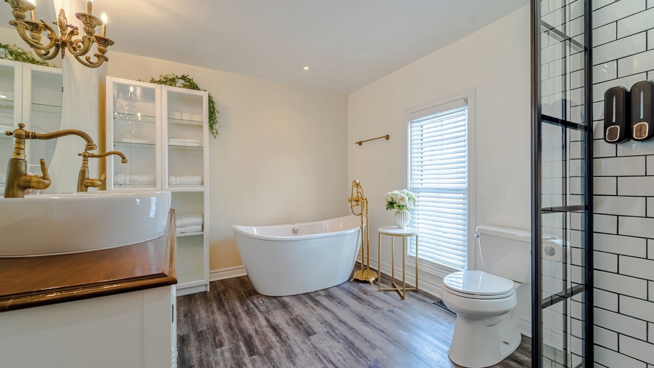 Photo of Bathroom in Downtown Niagara Falls