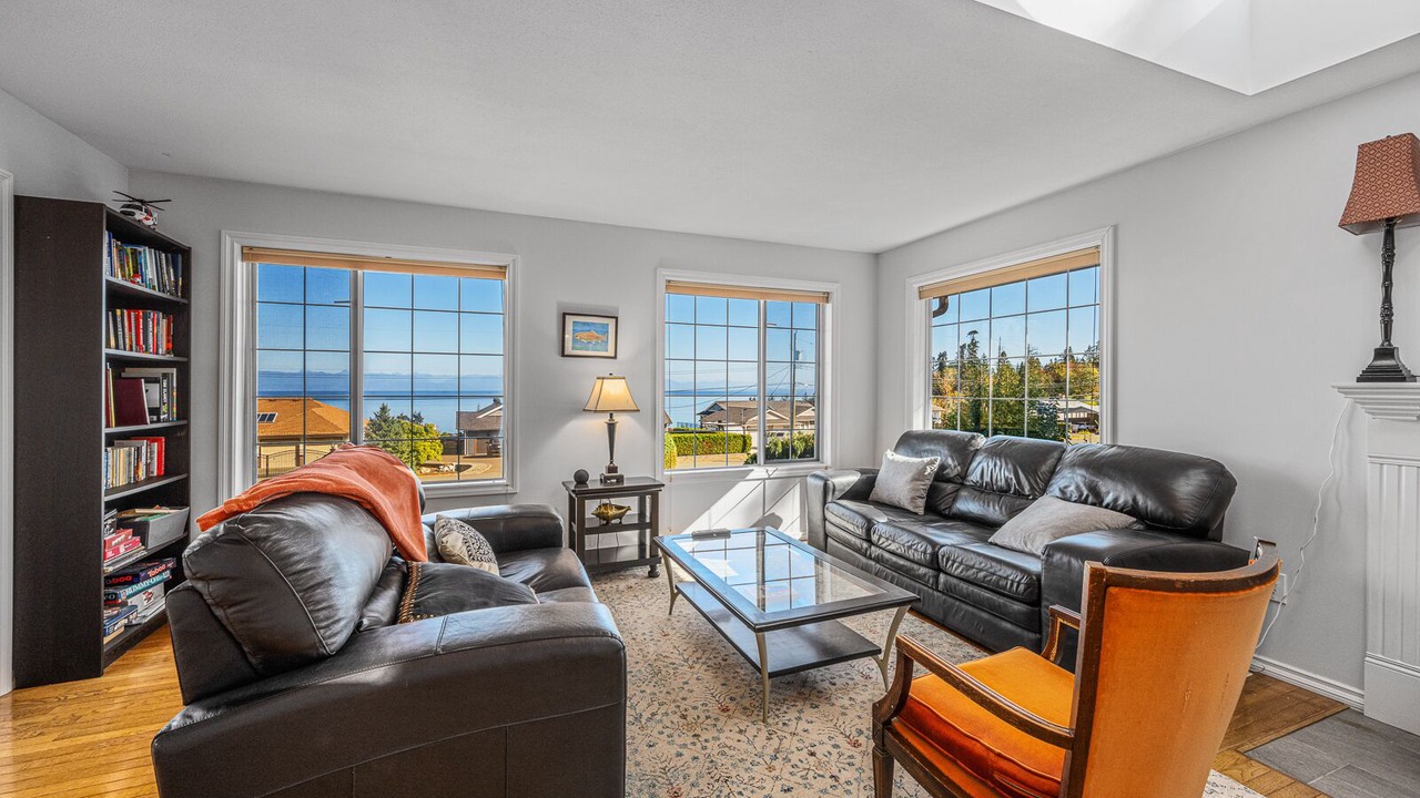 Photo of Livingroom in Courtenay