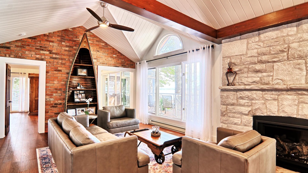 Photo of Livingroom in Port Carling