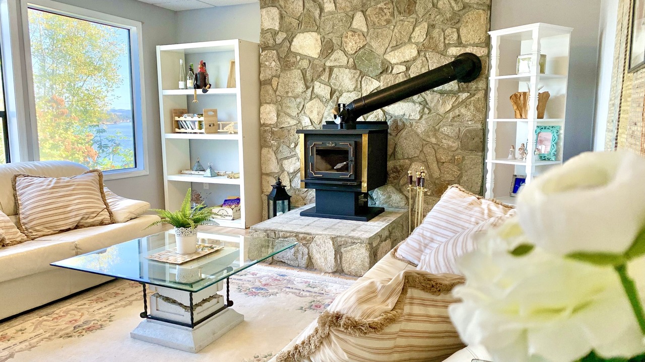 Photo of Livingroom in North Saanich