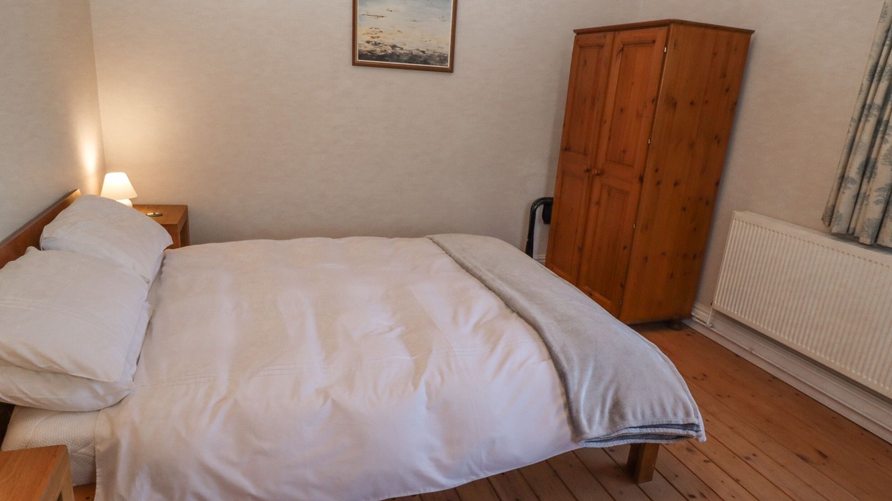 Photo of Bedroom in Holton Le Clay
