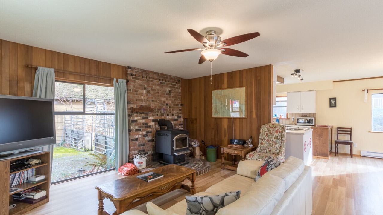 Photo of Livingroom in Fanny Bay