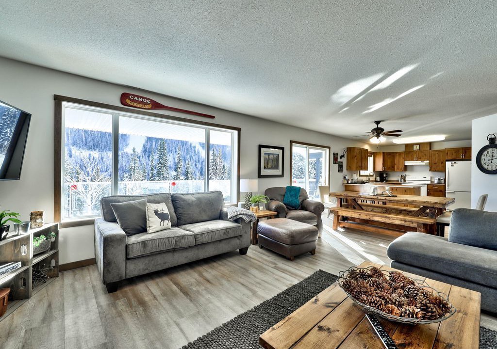 Photo of Livingroom in Sunburst Estates