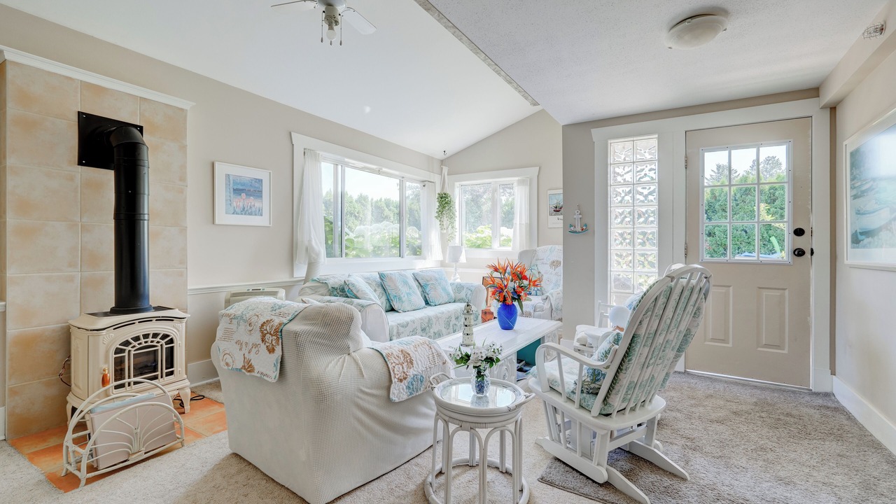 Photo of Livingroom in Okanagan-Similkameen