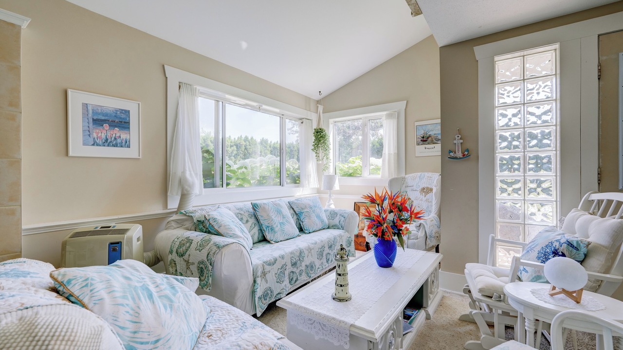 Photo of Livingroom in Okanagan-Similkameen
