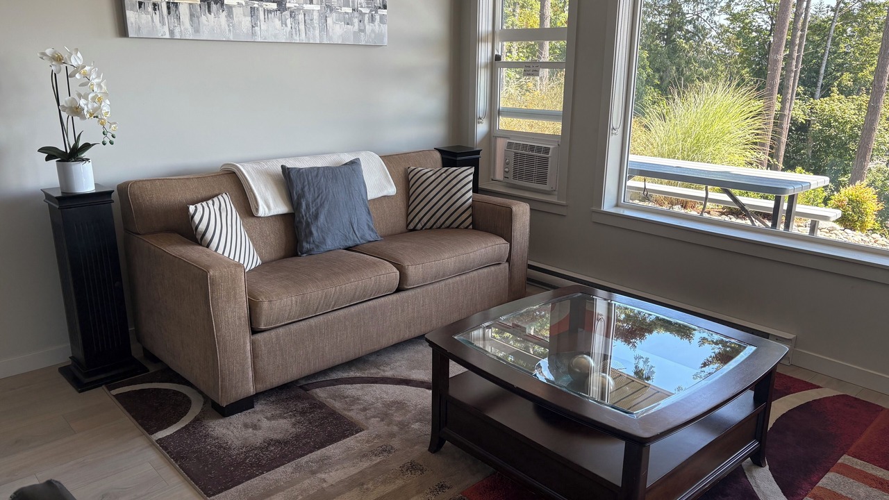 Photo of Livingroom in Colwood