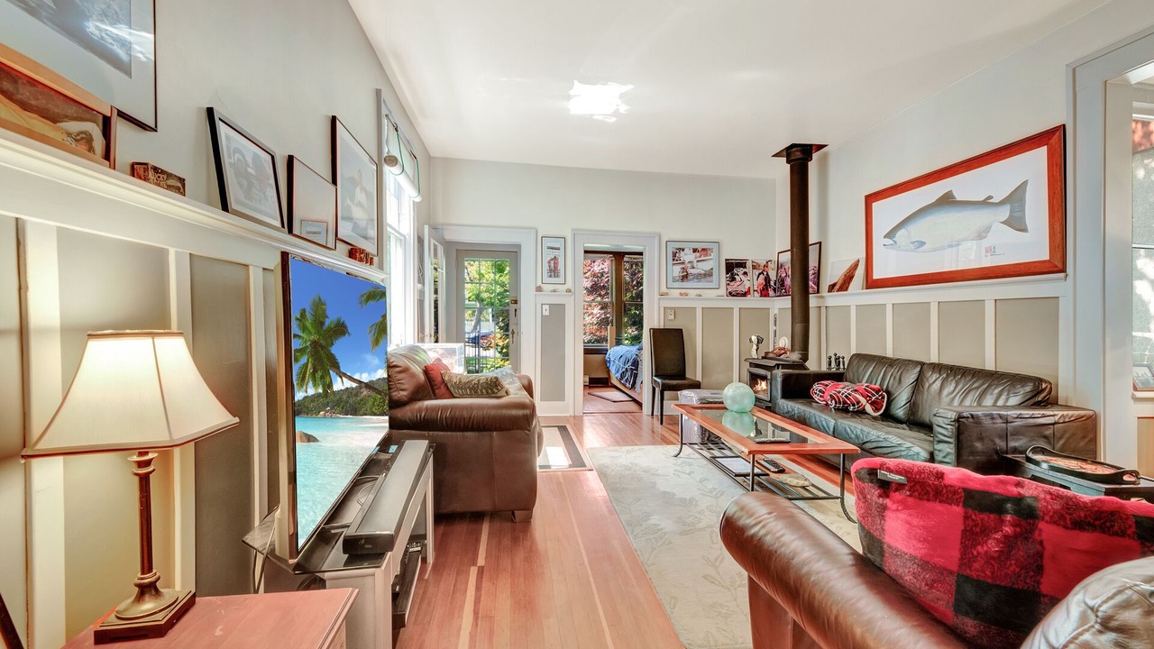 Photo of Livingroom in James Bay