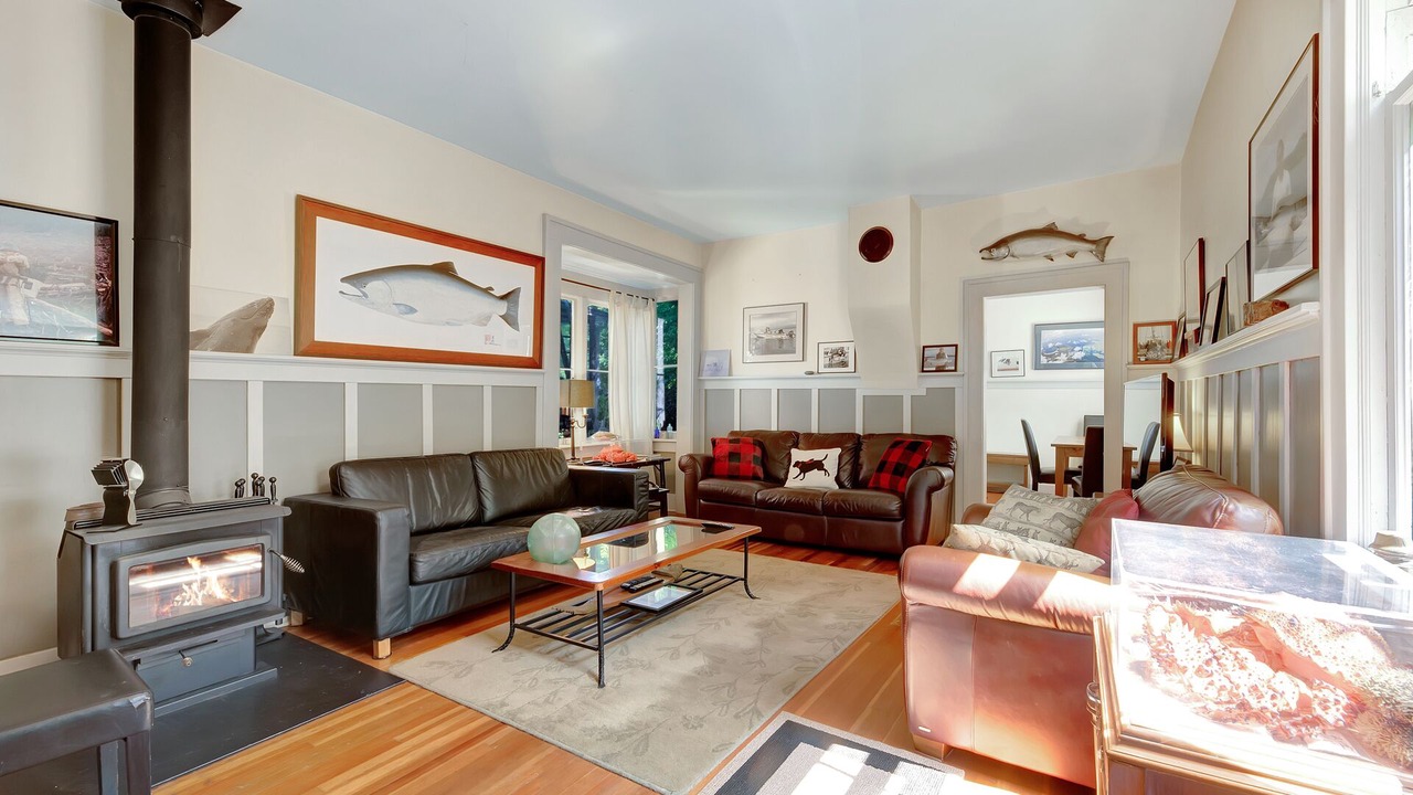 Photo of Livingroom in James Bay
