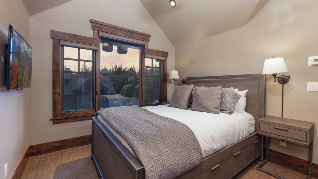 Photo of Bedroom in Peak 8