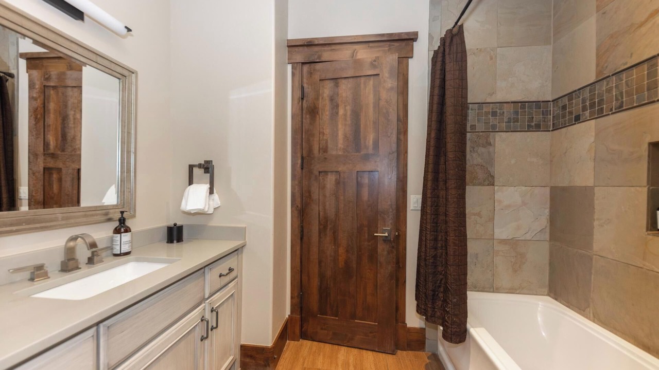 Photo of Bathroom in Peak 8
