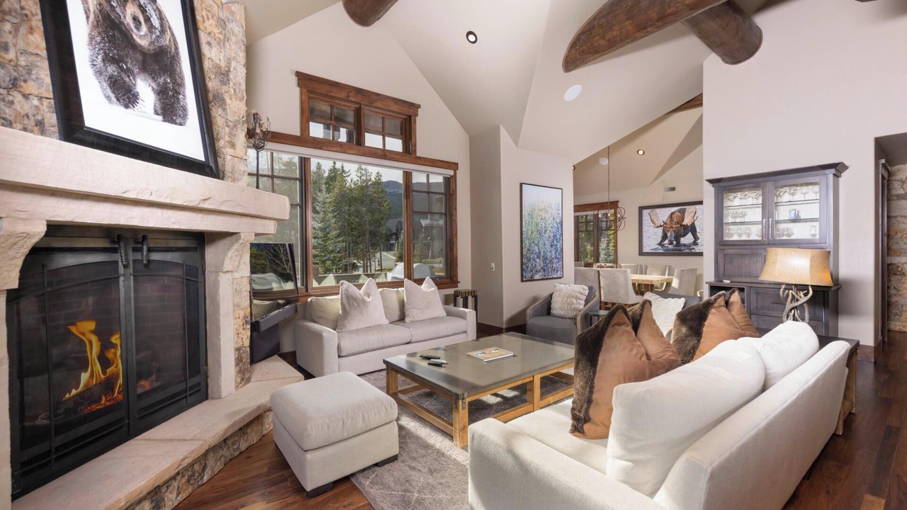 Photo of Livingroom in Peak 8