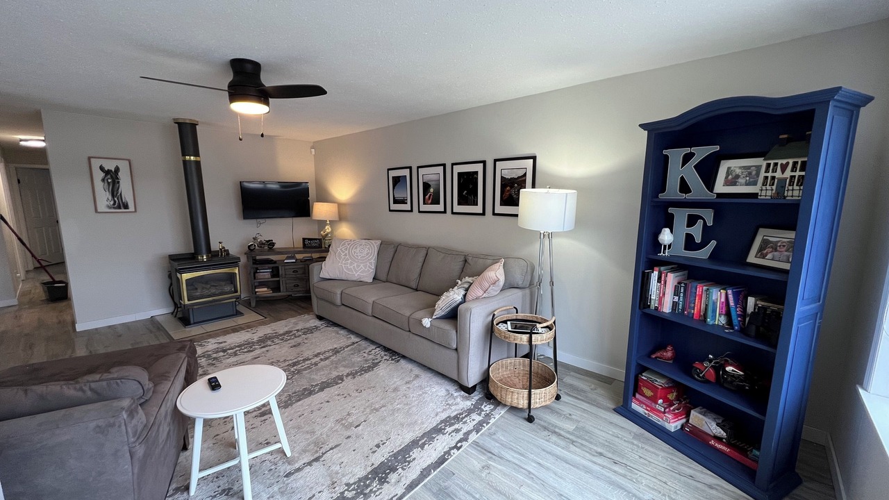Photo of Livingroom in 70 Mile House