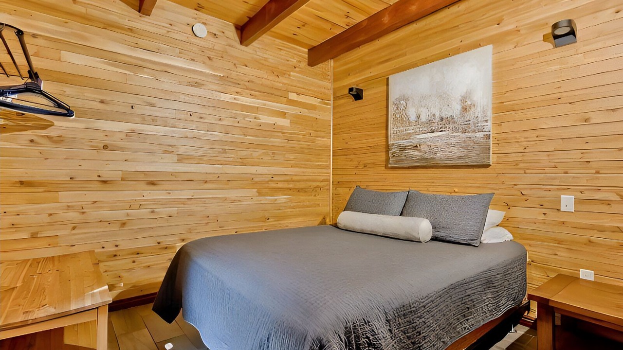 Photo of Bedroom in Saint-Hermenegilde