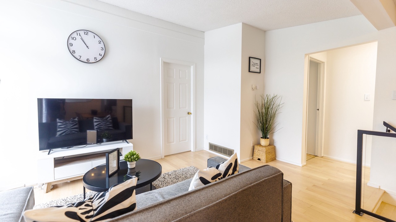 Photo of Livingroom in Renfrew-Collingwood
