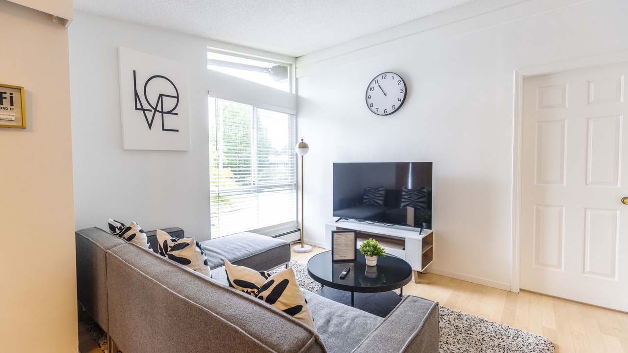 Photo of Livingroom in Renfrew-Collingwood