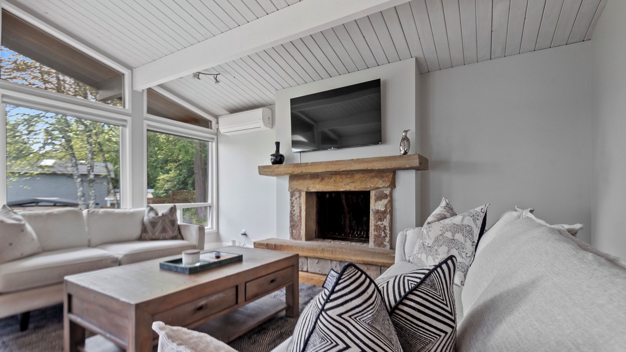 Photo of Livingroom in Mill Bay