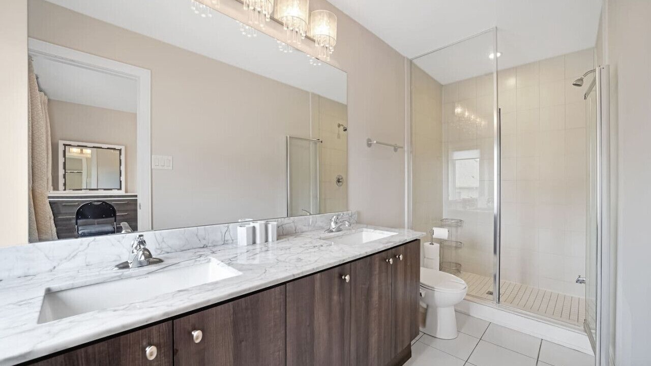 Photo of Bathroom in Lakeview