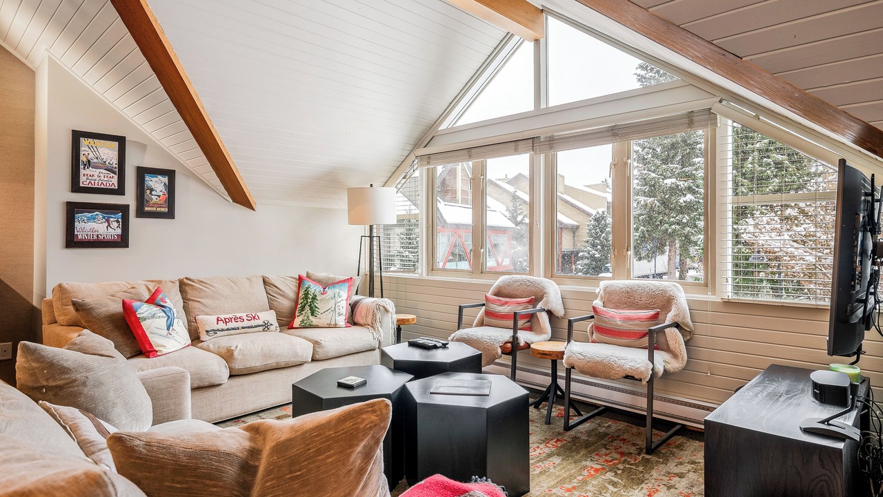 Photo of Livingroom in Whistler Cay Heights