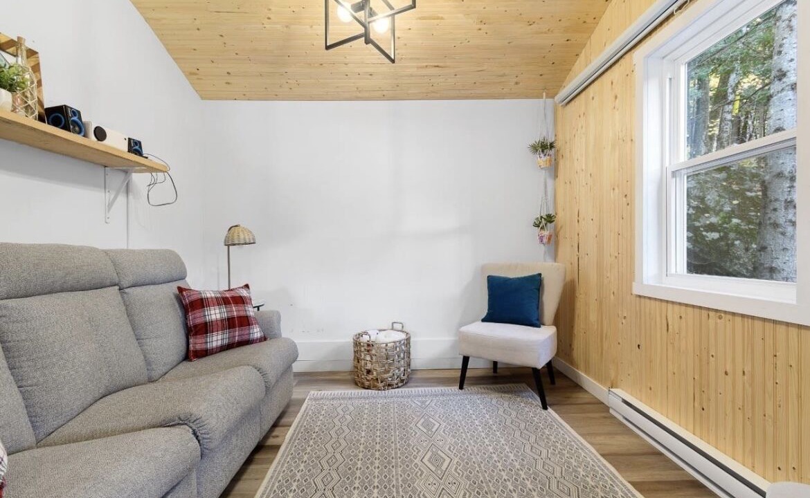 Photo of Livingroom in Saint-Aime-du-Lac-des-Iles