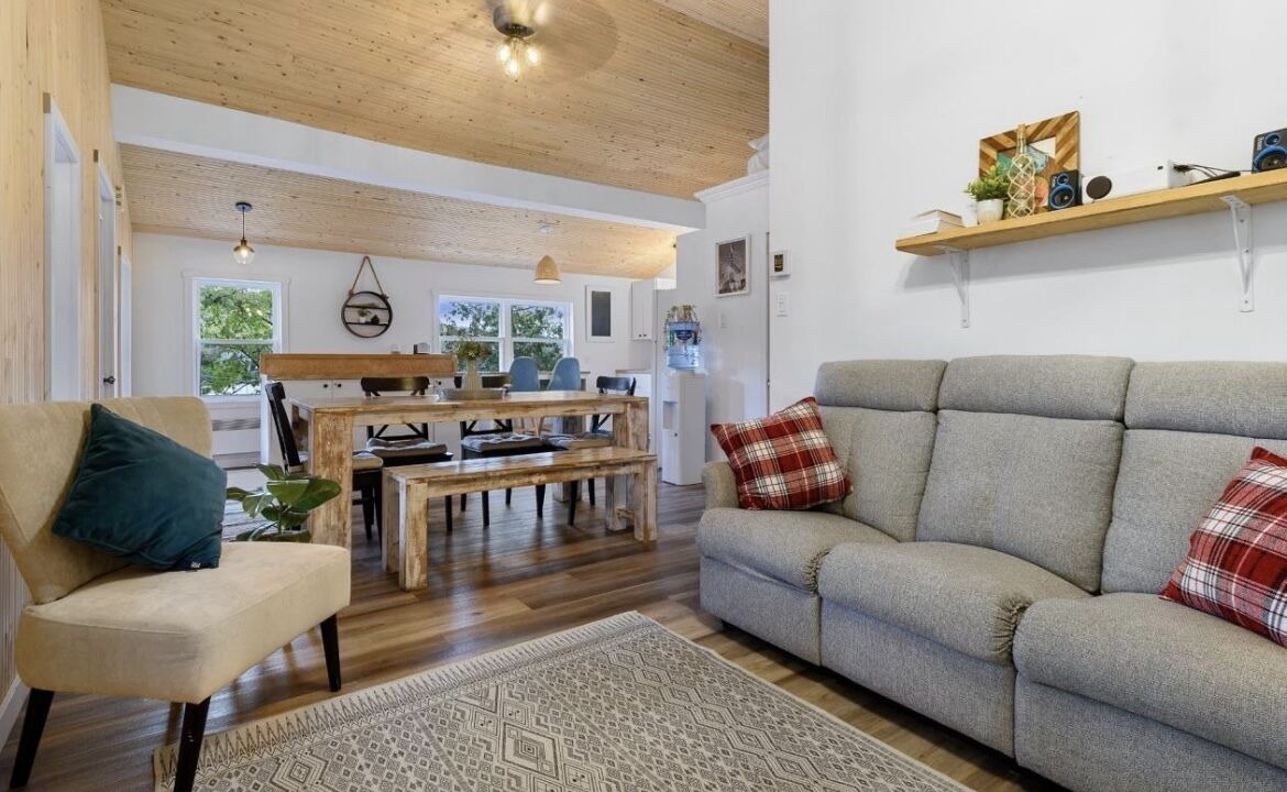 Photo of Livingroom in Saint-Aime-du-Lac-des-Iles