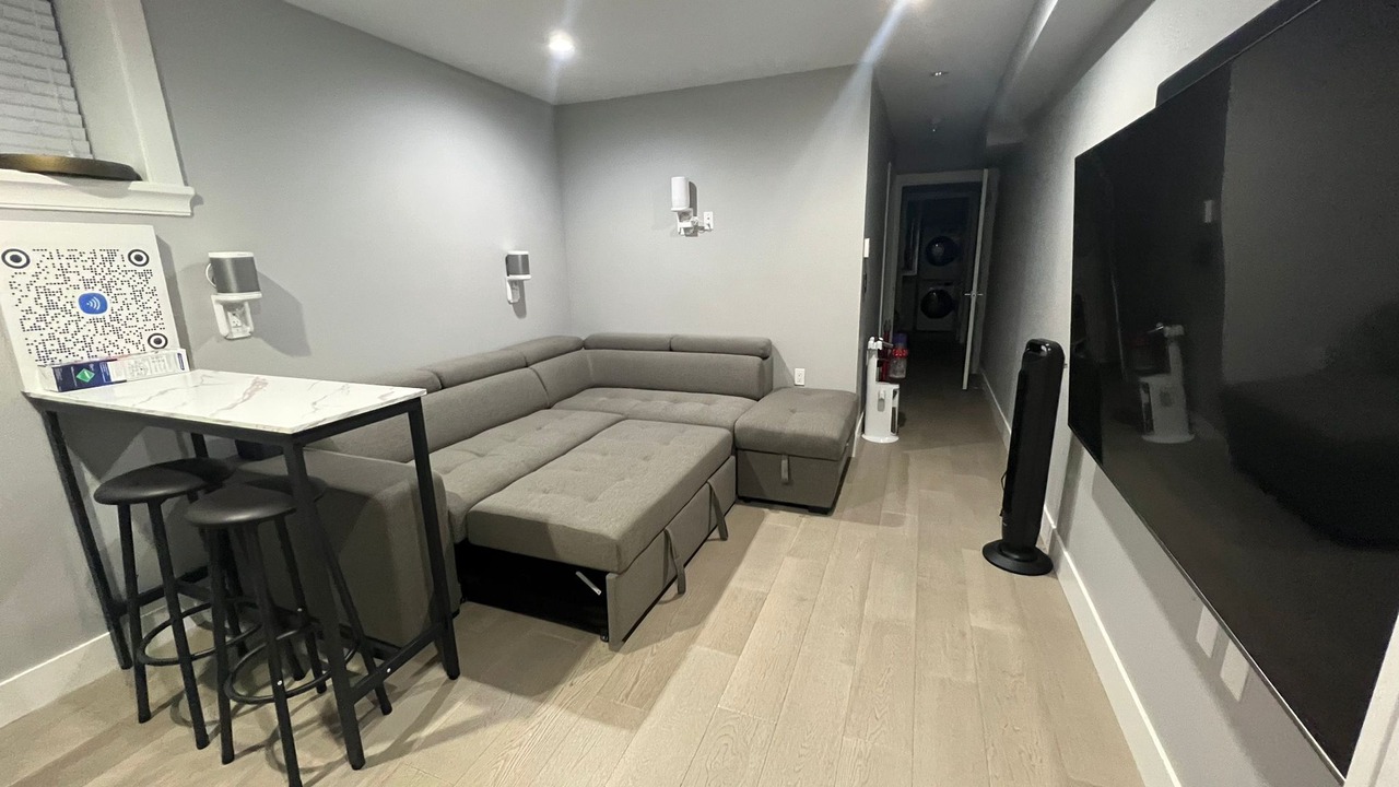 Photo of Livingroom in Renfrew-Collingwood