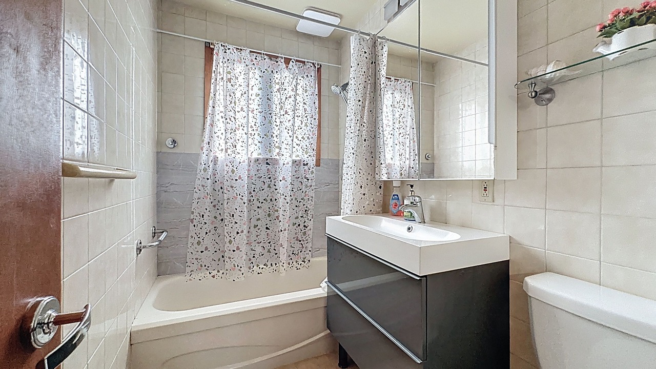 Photo of Bathroom in Laval