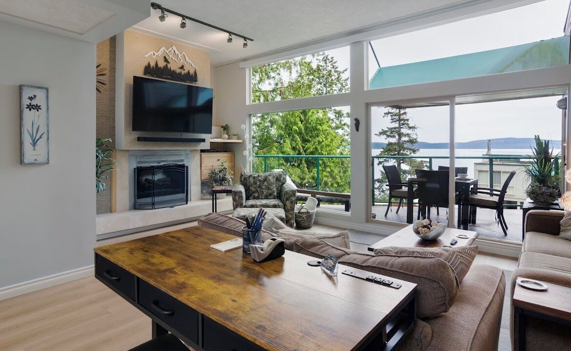 Photo of Livingroom in North Oyster
