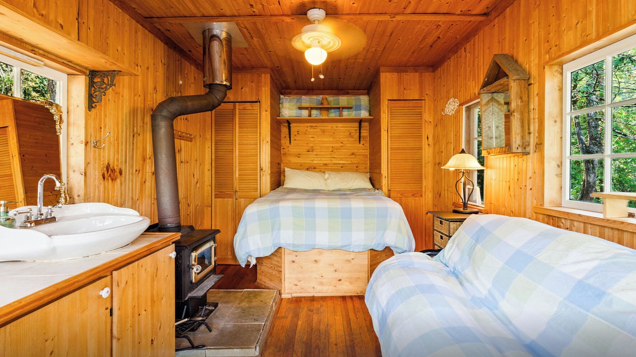 Photo of Bedroom in Sproat Lake