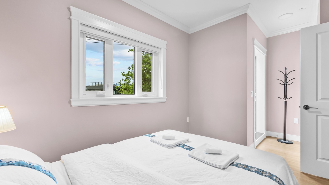 Photo of Bedroom in Renfrew-Collingwood