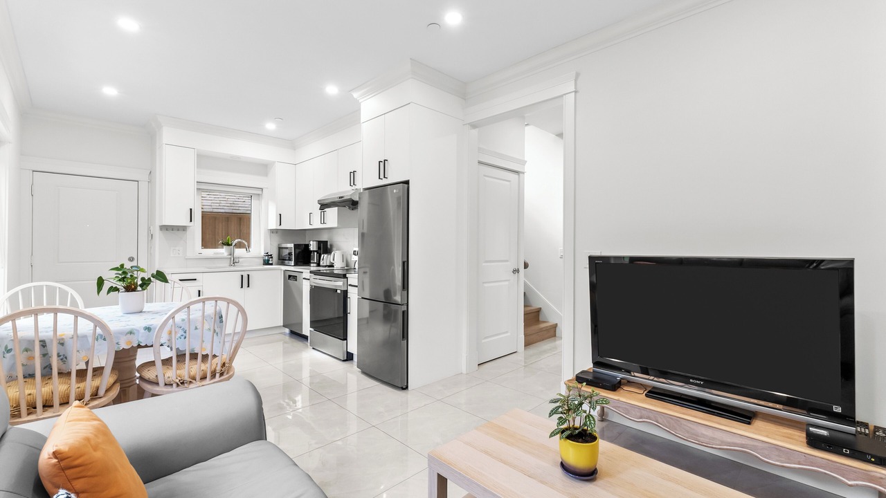 Photo of Livingroom in Renfrew-Collingwood
