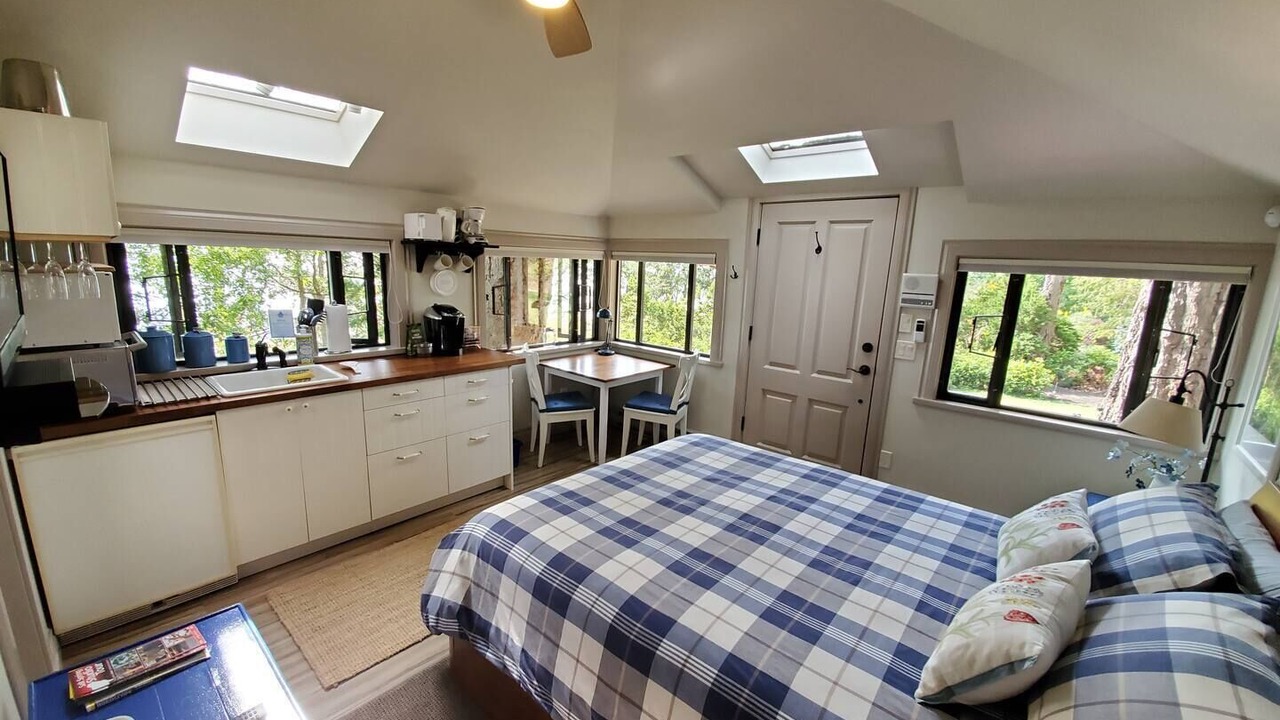 Photo of Bedroom in Gulf Islands