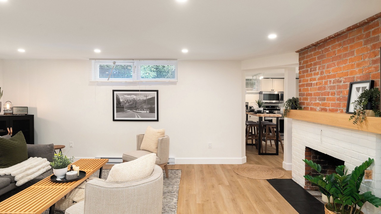 Photo of Livingroom in Saanich East