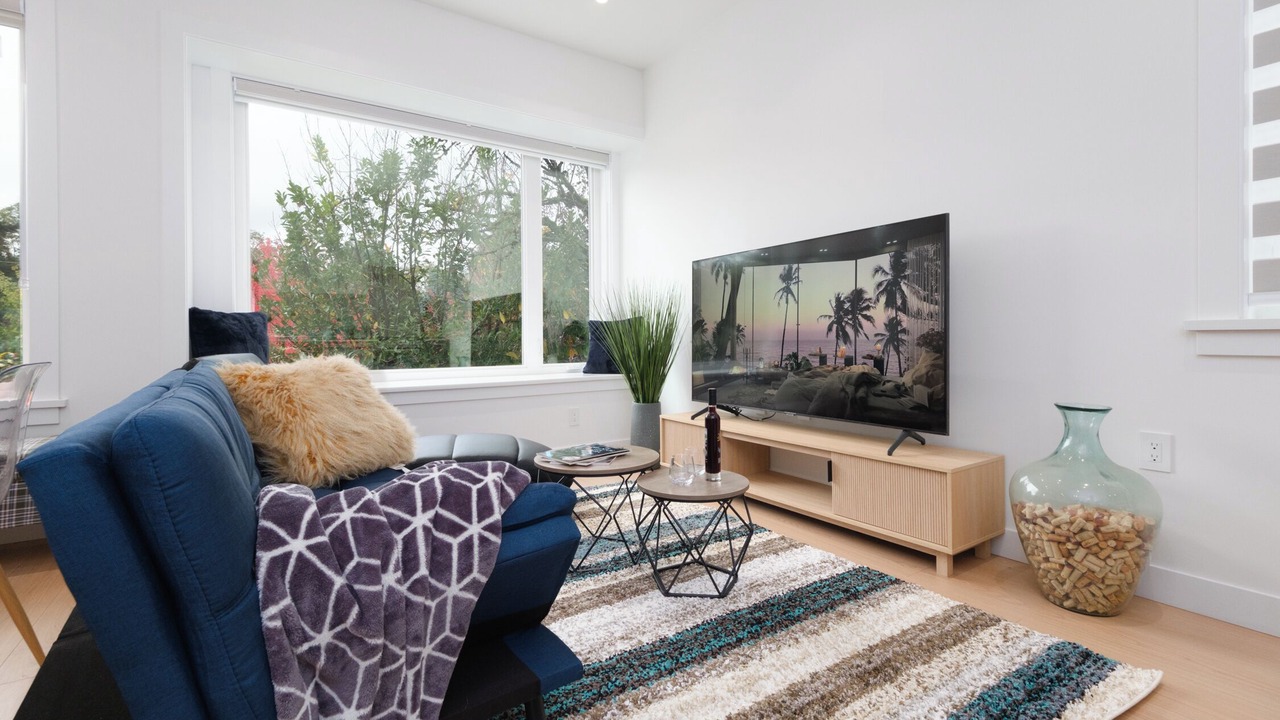 Photo of Livingroom in Renfrew-Collingwood