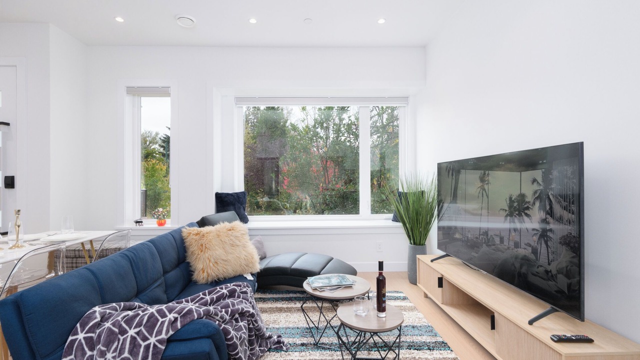 Photo of Livingroom in Renfrew-Collingwood