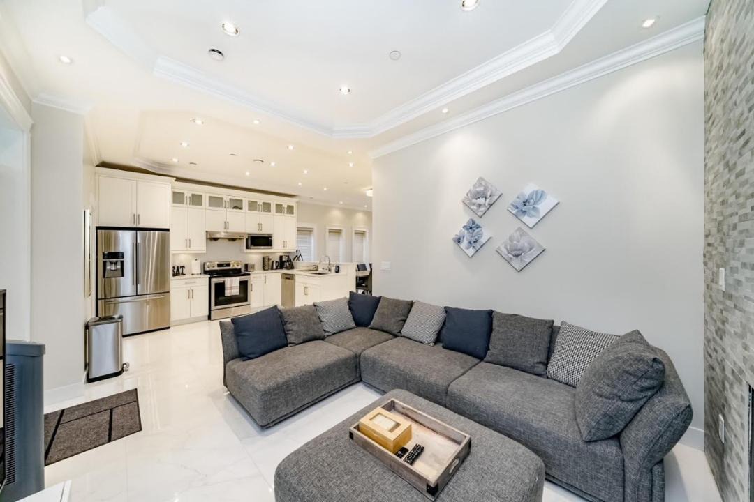 Photo of Livingroom in Renfrew-Collingwood