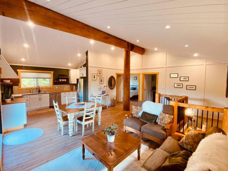 Photo of Livingroom in East Kootenay