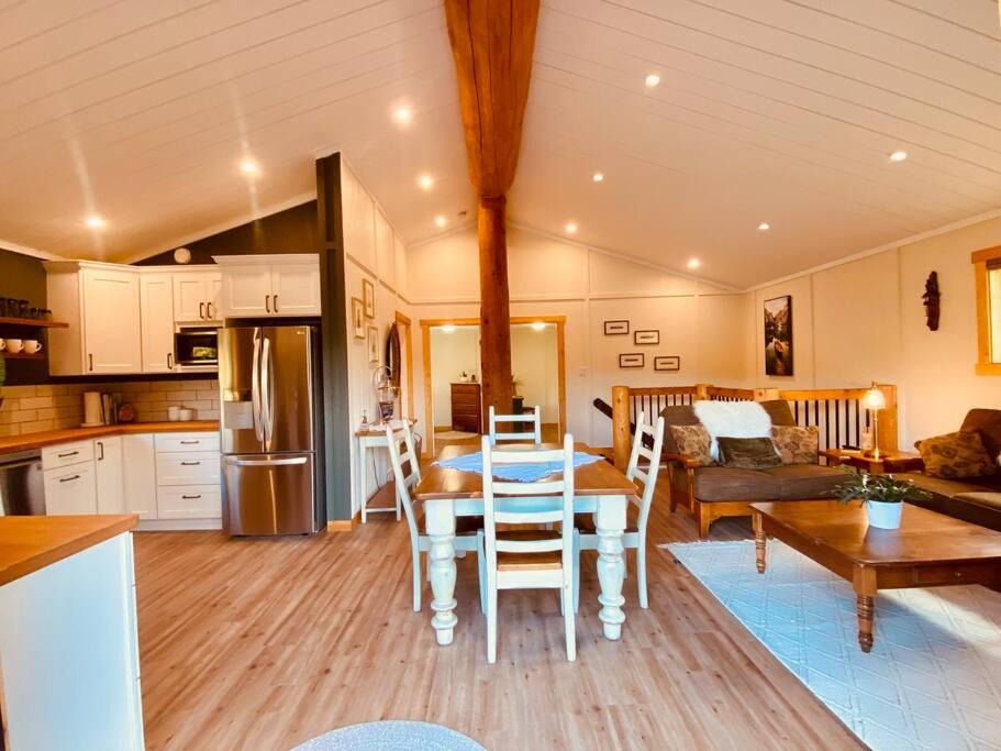Photo of Livingroom in East Kootenay