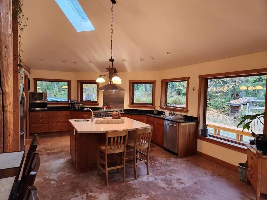 Photo of Livingroom in Lake Cowichan