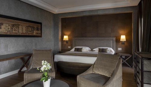 Suite, Lake View, Corner