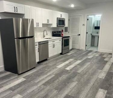 East Parkside Apartment | Cozy Apt\ Sleeps 5 \ 1717 Apt 2