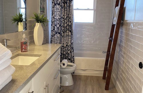 Leamington House | Lakefront relaxation, hot tub, and adventure awaits at Seacliff Park and beach