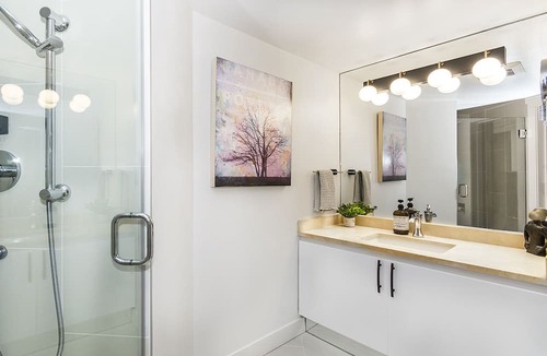 Lower Lonsdale Condo | Lower Lonsdale Luxe - Panoramic Views!
