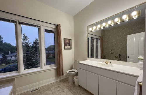 Grimsby House | Waterfront House For Rent at Grimsby Lakeside